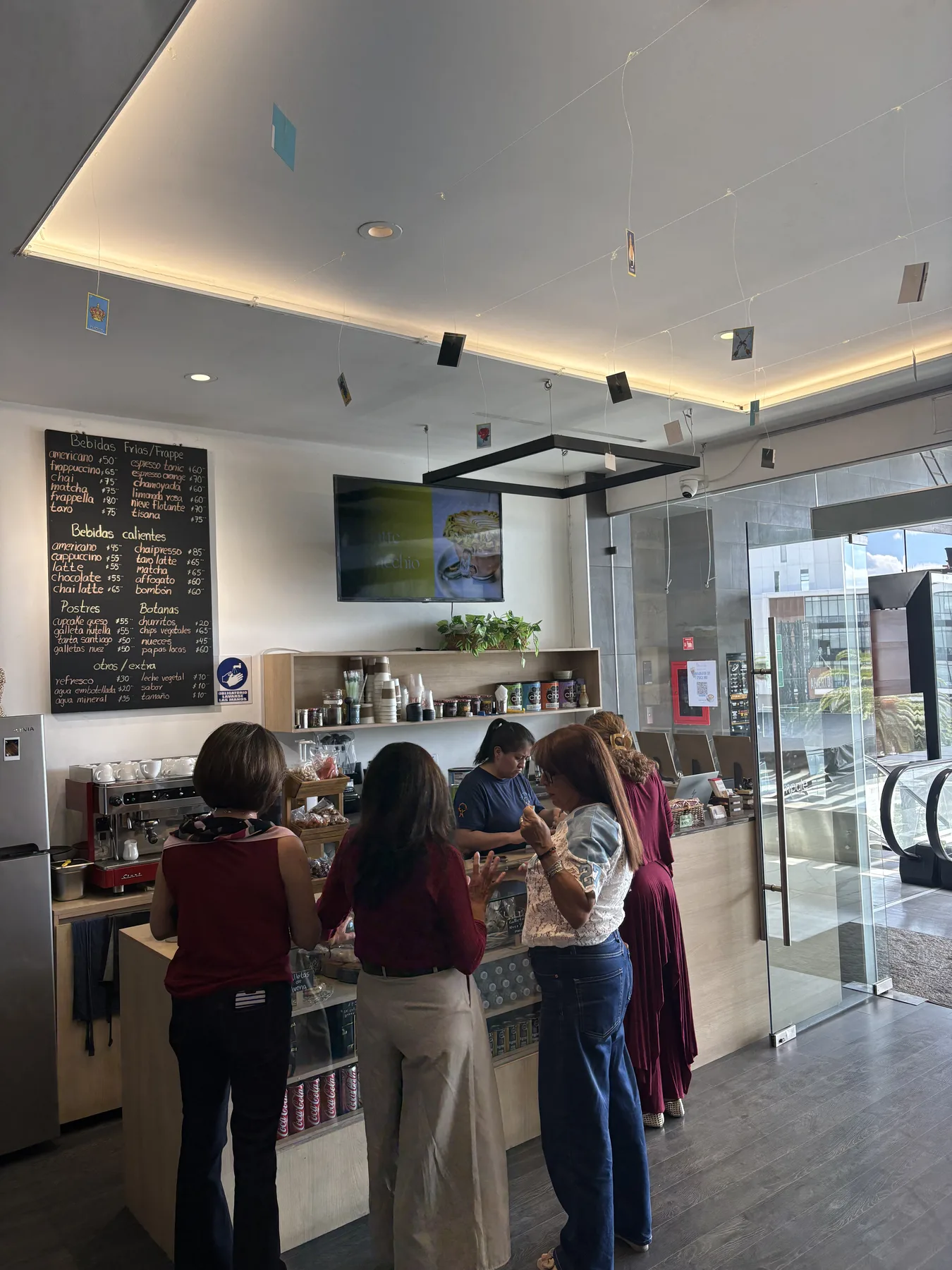 Café y ambiente en Dipinsait